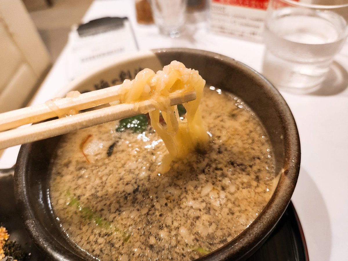 sanotmn's tweet photo. つけ麺岡崎@池袋
つけ麺黒並盛950円
スナックのような内装に驚く。熱いつけ汁は和風の出汁でかなりしょっぱく後味がふわりと甘い。並盛でも多めで噛みごたえのある麺は噛むほど甘く美味しい。旨っ！ https://t.co/qBZOaXGnJt