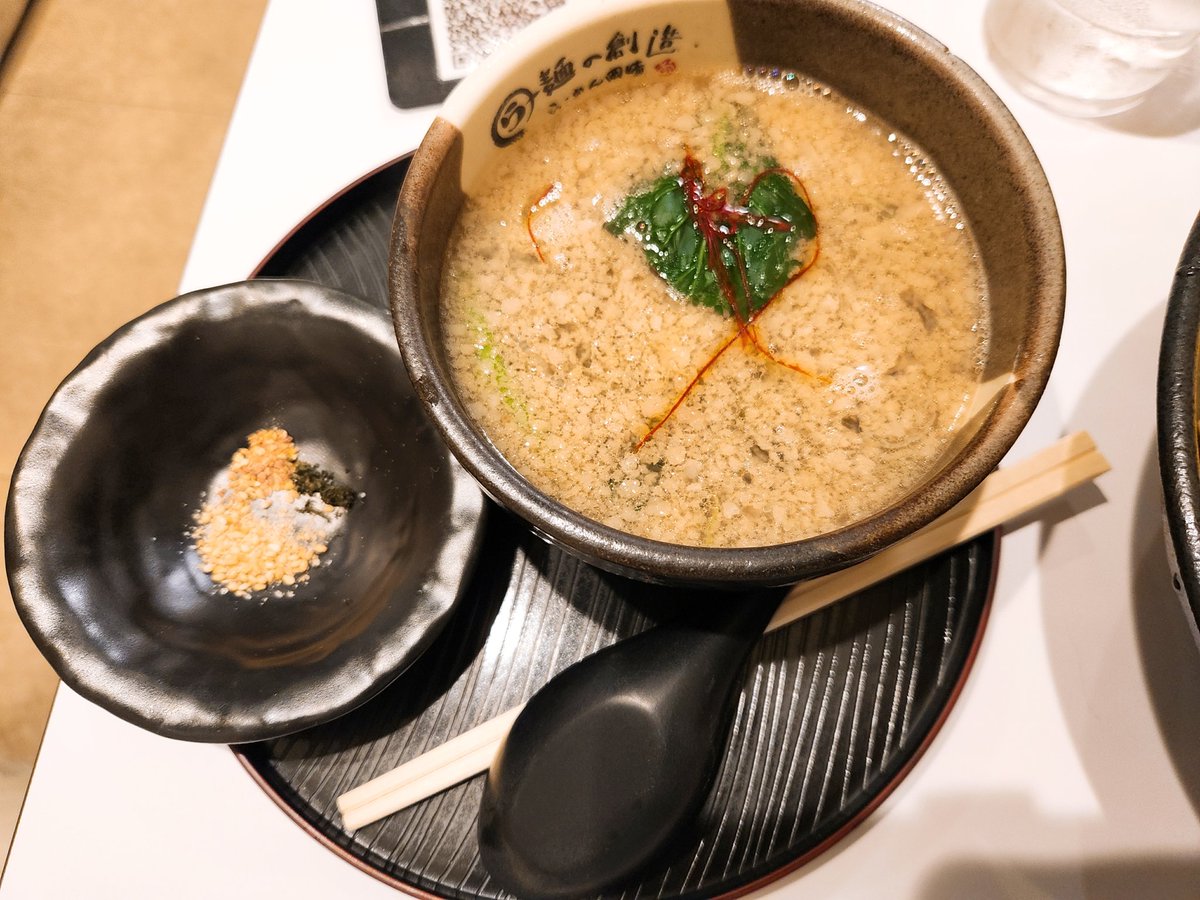 sanotmn's tweet photo. つけ麺岡崎@池袋
つけ麺黒並盛950円
スナックのような内装に驚く。熱いつけ汁は和風の出汁でかなりしょっぱく後味がふわりと甘い。並盛でも多めで噛みごたえのある麺は噛むほど甘く美味しい。旨っ！ https://t.co/qBZOaXGnJt