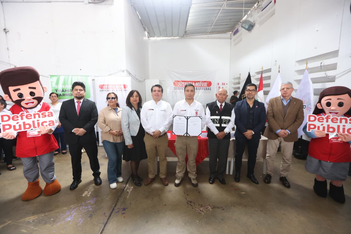 MinjusDH_Peru's tweet photo. #NotaInformativa 📄 | En el penal Anexo Mujeres Chorrillos, el ministro Luis Jiménez Borra suscribió la Resolución Ministerial que oficializa la campaña “Justicia Móvil - Servicios sin barreras” dirigida a brindar servicios de orientación y patrocinio legal, registrales, notariales, entre otros, a personas privadas de su libertad.