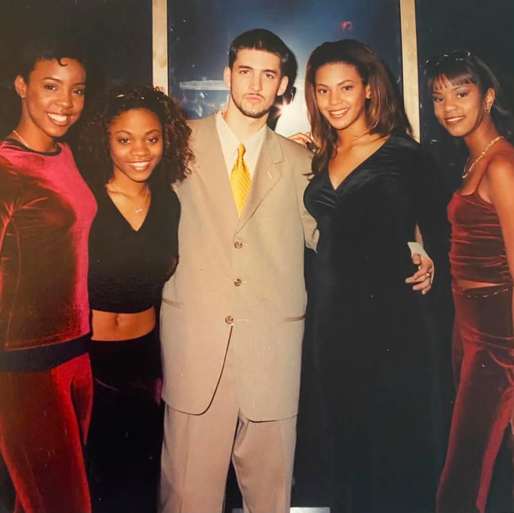 freakoutsideofx's tweet photo. Destiny's Child and Jon B (1997) 📸 https://t.co/rAFCvdeSU0