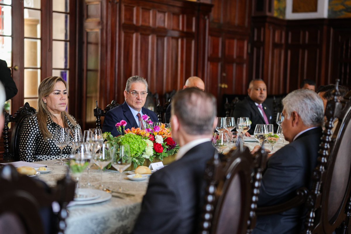 as_salazar's tweet photo. Presidente Mulino y jefes de bancadas del PRD, Panameñismo, CD, RM y Alianza acuerdan impulsar proyectos en beneficio de Panamá 

El presidente de la República, @JoseRaulMulino sostuvo una reunión este miércoles con la directiva de la @asambleapa y jefes de bancada del PRD, Partido Panameñista, Realizando Metas, Cambio Democrático y Alianza, donde acordaron impulsar y darle prioridad a los proyectos que busquen el beneficio de la población panameña.

En el encuentro, el presidente Mulino destacó su plan de generación de empleos en todo el país, a través de grandes proyectos que ya están en ejecución, como la carretera Panamericana Oeste, que abarca 192 kilómetros desde Loma Campana (Panamá Oeste) hasta Santiago (Veraguas).

Explicó que esto forma parte del programa “Panamá pa Ti”, que abarca proyectos de empleo, salud y agua para el pueblo panameño. 

Informó que, en el eje de agua potable, el Gobierno trabaja en 20 potabilizadoras. De estas, 13 ya están en fase de ejecución o han entrado en la formulación de contratos. 

Mulino también se refirió a los efectos del fenómeno de El Niño, señalando que este problema climatológico tendrá un importante impacto en el sector agro. No obstante, el mandatario aseguró a los diputados que el Gobierno garantizará el abastecimiento de productos importantes como el arroz. 

Durante el diálogo, los diputados señalaron algunas necesidades de sitios específicos como Bocas del Toro, Azuero y San Miguelito. Ante ello, el presidente Mulino informó que mañana estará realizando una gira a Changuinola, donde estará llevando respuestas en cuanto a soluciones de vivienda, apoyo agrícola, trabajo y proyectos deportivos.

Sobre Azuero, el presidente destacó que esta zona es una de las prioridades en el Plan Nacional de Agua Potable y para ello ya están en ejecución dos proyectos de potabilizadoras. 

En el caso del distrito de San Miguelito, aseguró que se prevén importantes proyectos, como el teleférico.
@JuanCOrillac @jricazac @FelipeChapman 
@camachocastro