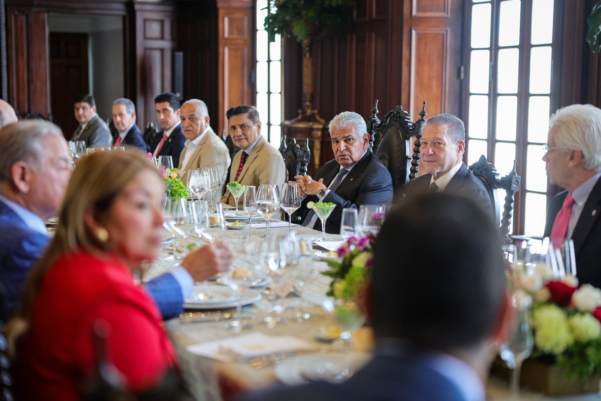 as_salazar's tweet photo. Presidente Mulino y jefes de bancadas del PRD, Panameñismo, CD, RM y Alianza acuerdan impulsar proyectos en beneficio de Panamá 

El presidente de la República, @JoseRaulMulino sostuvo una reunión este miércoles con la directiva de la @asambleapa y jefes de bancada del PRD, Partido Panameñista, Realizando Metas, Cambio Democrático y Alianza, donde acordaron impulsar y darle prioridad a los proyectos que busquen el beneficio de la población panameña.

En el encuentro, el presidente Mulino destacó su plan de generación de empleos en todo el país, a través de grandes proyectos que ya están en ejecución, como la carretera Panamericana Oeste, que abarca 192 kilómetros desde Loma Campana (Panamá Oeste) hasta Santiago (Veraguas).

Explicó que esto forma parte del programa “Panamá pa Ti”, que abarca proyectos de empleo, salud y agua para el pueblo panameño. 

Informó que, en el eje de agua potable, el Gobierno trabaja en 20 potabilizadoras. De estas, 13 ya están en fase de ejecución o han entrado en la formulación de contratos. 

Mulino también se refirió a los efectos del fenómeno de El Niño, señalando que este problema climatológico tendrá un importante impacto en el sector agro. No obstante, el mandatario aseguró a los diputados que el Gobierno garantizará el abastecimiento de productos importantes como el arroz. 

Durante el diálogo, los diputados señalaron algunas necesidades de sitios específicos como Bocas del Toro, Azuero y San Miguelito. Ante ello, el presidente Mulino informó que mañana estará realizando una gira a Changuinola, donde estará llevando respuestas en cuanto a soluciones de vivienda, apoyo agrícola, trabajo y proyectos deportivos.

Sobre Azuero, el presidente destacó que esta zona es una de las prioridades en el Plan Nacional de Agua Potable y para ello ya están en ejecución dos proyectos de potabilizadoras. 

En el caso del distrito de San Miguelito, aseguró que se prevén importantes proyectos, como el teleférico.
@JuanCOrillac @jricazac @FelipeChapman 
@camachocastro