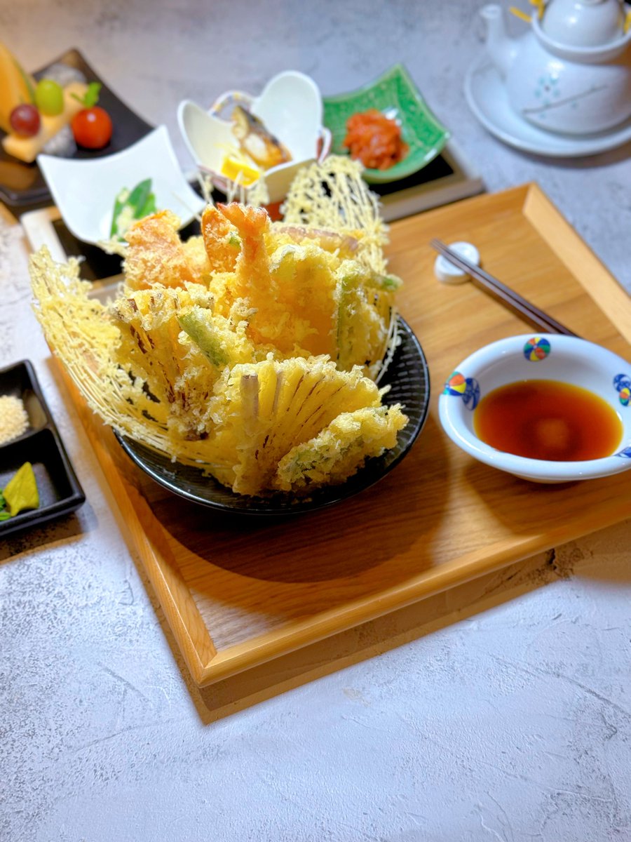 lillyheller1's tweet photo. Tried crispy tempura with creamy matcha dipping sauce tonight—perfect fusion of Japanese crunch and earthy sweetness!， https://t.co/gccZFQo0if