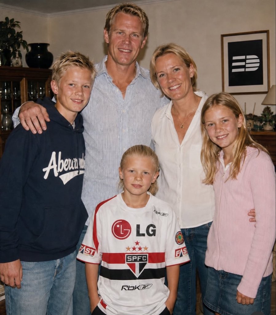 IamJoe_lOmiat's tweet photo. Haaland with his dad, Alf-Inge Haaland and mom, Gry Marita Braut and sibling❤️ https://t.co/kFS1zZT75n