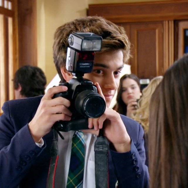 emailspoetic's tweet photo. esa parte de “cada noche me despierto y sueño con tu cara y todavía tengo fotos juntas colgadas” se me vinieron un montón de flashback de los talleres de fotografía dios la cantidad de cosas que deben de tener y se guardaron por estos años https://t.co/Hah871o5N7