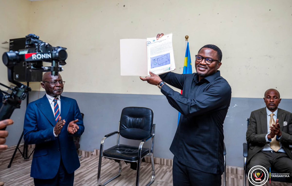 ngongo_seleman's tweet photo. #UNIKAL : après près de dix ans d’attente, les titres fonciers enfin remis à l’Université de Kalemie

Après près d’une décennie d’attente, le dossier foncier de l’Université de Kalemie (UNIKAL) connaît son épilogue. Le gouverneur de la province du Tanganyika, Christian Kitungwa Muteba, a procédé, ce mercredi 8 juillet 2026, à la remise officielle des titres fonciers de l’établissement, lors d’une cérémonie marquée par les ovations des étudiants et la satisfaction du personnel académique et administratif.

Les documents portent sur un domaine de 40 hectares situé à Lukwangulo, destiné à accueillir les futures infrastructures de l’UNIKAL. Cette étape concrétise la volonté du président de la République, Félix Tshisekedi, de doter l’université d’un campus moderne offrant un cadre adéquat pour la formation des futurs cadres du pays.

Avec l’obtention de ces titres fonciers, l’Université de Kalemie dispose désormais d’une base juridique lui permettant d’engager le projet de construction de ses propres infrastructures sur un site officiellement sécurisé.