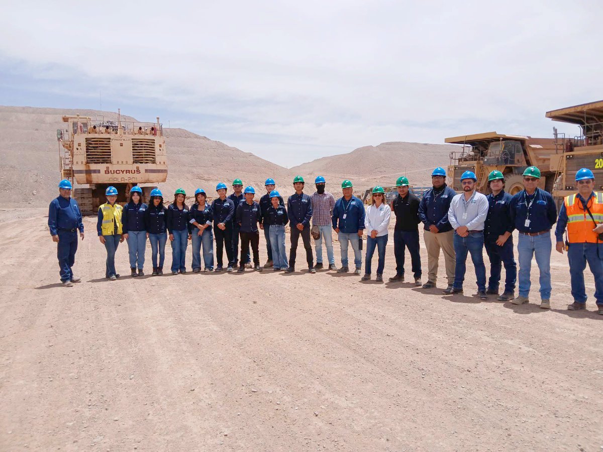 UTPPoficial's tweet photo. EN LA #UTPP LA TEORÍA SE QUEDA CORTA, NOSOTROS VAMOS A LA MINA
Los alumnos de la carrera de Minería 3-1, visitaron Mina La Herradura este 03 de julio.
Mtra. Sandra Aparicio, Ing. Martín Valenzuela e Ing. Miguel Castro. https://t.co/sqyGvKL592