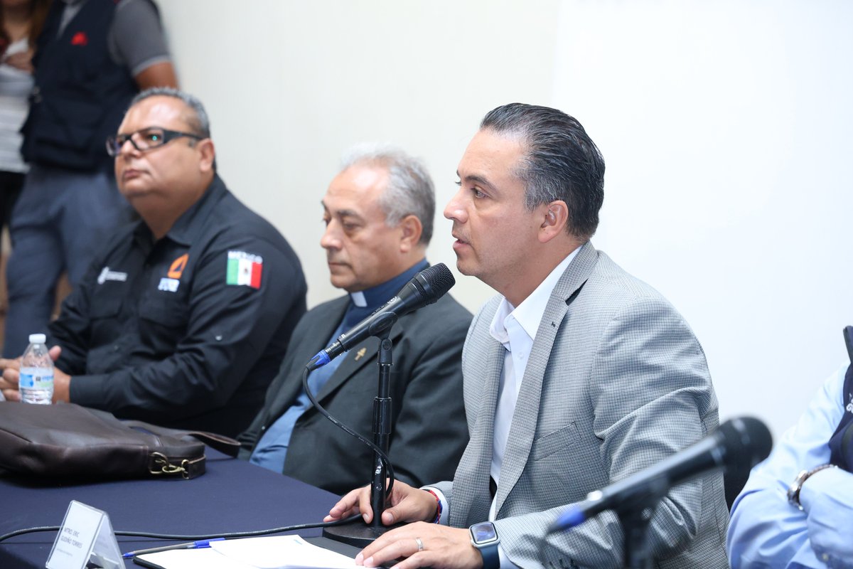 SEGOB_Queretaro's tweet photo. Implementan autoridades operativo para seguimiento y acompañamiento a la Peregrinación de Querétaro al Tepeyac
 
El operativo de coordinación institucional, es indispensable para lograr un saldo blanco durante la 136ª peregrinación a pie de hombres, la 64ª peregrinación de mujeres y la 44ª peregrinación ciclista de Querétaro al Tepeyac 2026, afirmó el secretario de Gobierno, @Eric_gudino.

Acompañado por autoridades de la @GN_MEXICO_, de la @SSalud_Qro, de @POESQro, de la @PCIVILQRO de la @cea_qro, de la Coordinación de Asuntos Religiosos, así como del director espiritual de la Peregrinación de Hombres al Tepeyac, Martín Lara Becerril, el funcionario informó que se implementará un amplio operativo para dar acompañamiento y seguimiento continuo durante dos semanas, del 10 al 26 de julio, a las y los participantes que conforman las diversas columnas de peregrinos, que saldrán de diferentes puntos de la entidad, hasta el #Tepeyac, en la Ciudad de México.

Martín Lara Becerril, agradeció a las autoridades estatales y municipales el interés para brindar apoyo y acompañamiento a este evento, al tiempo de exhortar a las y los peregrinos a caminar dentro de sus respectivos grupos para disfrutar la experiencia y evitar riesgos.

#AquíContigo
