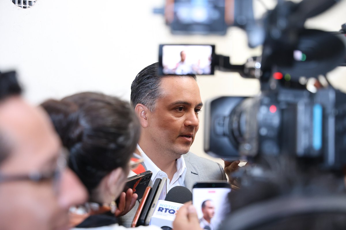 SEGOB_Queretaro's tweet photo. Implementan autoridades operativo para seguimiento y acompañamiento a la Peregrinación de Querétaro al Tepeyac
 
El operativo de coordinación institucional, es indispensable para lograr un saldo blanco durante la 136ª peregrinación a pie de hombres, la 64ª peregrinación de mujeres y la 44ª peregrinación ciclista de Querétaro al Tepeyac 2026, afirmó el secretario de Gobierno, @Eric_gudino.

Acompañado por autoridades de la @GN_MEXICO_, de la @SSalud_Qro, de @POESQro, de la @PCIVILQRO de la @cea_qro, de la Coordinación de Asuntos Religiosos, así como del director espiritual de la Peregrinación de Hombres al Tepeyac, Martín Lara Becerril, el funcionario informó que se implementará un amplio operativo para dar acompañamiento y seguimiento continuo durante dos semanas, del 10 al 26 de julio, a las y los participantes que conforman las diversas columnas de peregrinos, que saldrán de diferentes puntos de la entidad, hasta el #Tepeyac, en la Ciudad de México.

Martín Lara Becerril, agradeció a las autoridades estatales y municipales el interés para brindar apoyo y acompañamiento a este evento, al tiempo de exhortar a las y los peregrinos a caminar dentro de sus respectivos grupos para disfrutar la experiencia y evitar riesgos.

#AquíContigo