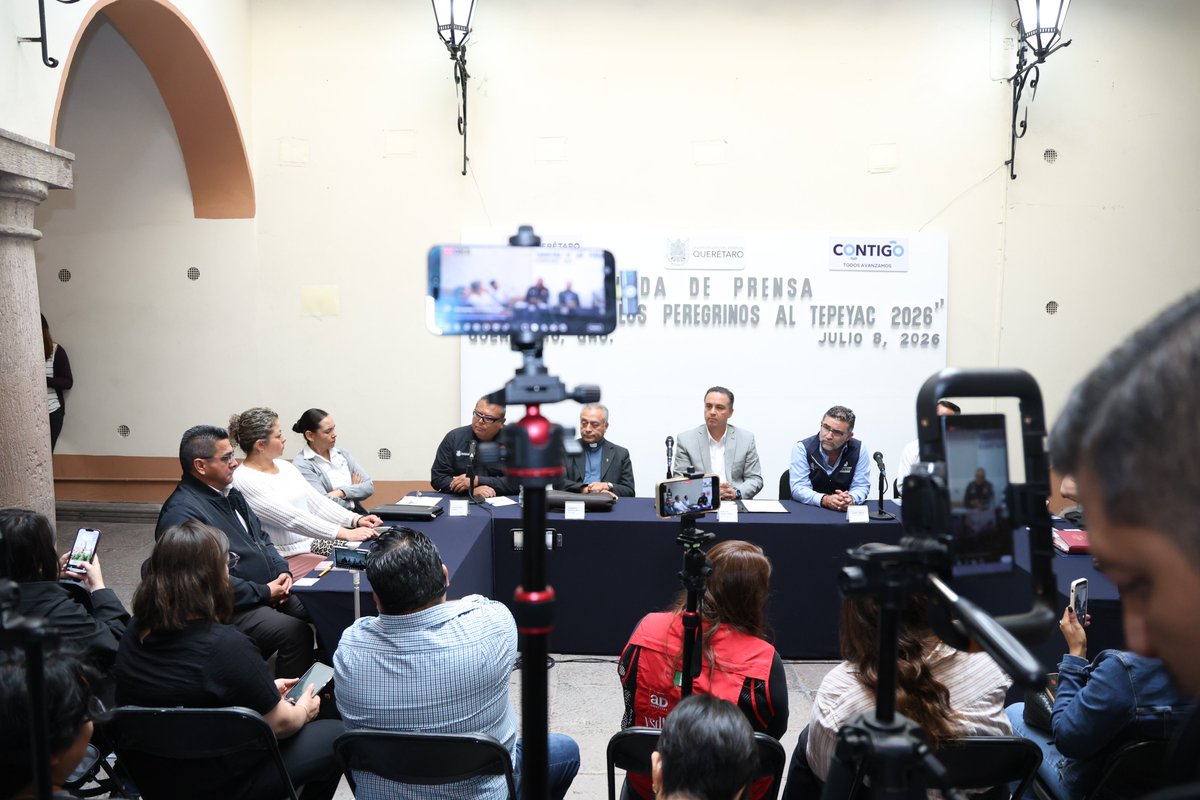 SEGOB_Queretaro's tweet photo. Implementan autoridades operativo para seguimiento y acompañamiento a la Peregrinación de Querétaro al Tepeyac
 
El operativo de coordinación institucional, es indispensable para lograr un saldo blanco durante la 136ª peregrinación a pie de hombres, la 64ª peregrinación de mujeres y la 44ª peregrinación ciclista de Querétaro al Tepeyac 2026, afirmó el secretario de Gobierno, @Eric_gudino.

Acompañado por autoridades de la @GN_MEXICO_, de la @SSalud_Qro, de @POESQro, de la @PCIVILQRO de la @cea_qro, de la Coordinación de Asuntos Religiosos, así como del director espiritual de la Peregrinación de Hombres al Tepeyac, Martín Lara Becerril, el funcionario informó que se implementará un amplio operativo para dar acompañamiento y seguimiento continuo durante dos semanas, del 10 al 26 de julio, a las y los participantes que conforman las diversas columnas de peregrinos, que saldrán de diferentes puntos de la entidad, hasta el #Tepeyac, en la Ciudad de México.

Martín Lara Becerril, agradeció a las autoridades estatales y municipales el interés para brindar apoyo y acompañamiento a este evento, al tiempo de exhortar a las y los peregrinos a caminar dentro de sus respectivos grupos para disfrutar la experiencia y evitar riesgos.

#AquíContigo