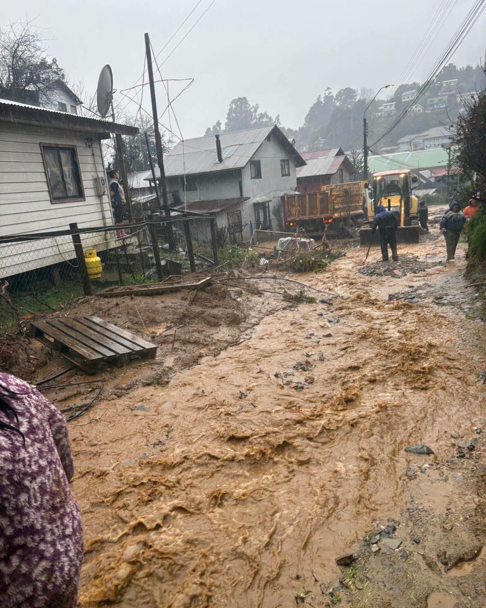 ladera_sur's tweet photo. #EstáPasando Río atmosférico categoría 4 impacta la zona centro-sur de Chile: Lluvias intensas y fuertes vientos dejan más de 180 mm de agua caída y 21 mil clientes sin luz 🌎🌧️ 

¿Qué opinas? Los detalles aquí 👇

https://t.co/BoaaINR6lV https://t.co/umcbdLHtnr