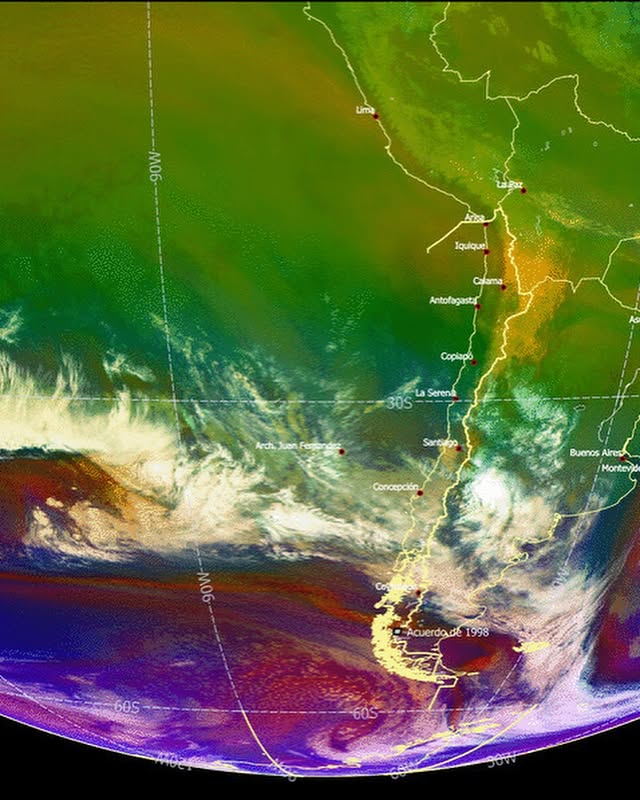 ladera_sur's tweet photo. #EstáPasando Río atmosférico categoría 4 impacta la zona centro-sur de Chile: Lluvias intensas y fuertes vientos dejan más de 180 mm de agua caída y 21 mil clientes sin luz 🌎🌧️ 

¿Qué opinas? Los detalles aquí 👇

https://t.co/BoaaINR6lV https://t.co/umcbdLHtnr