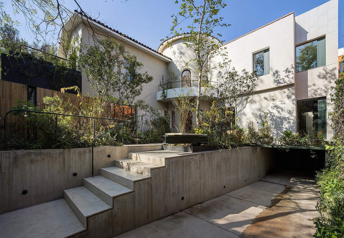 arqcommx's tweet photo. Una casa de 1937 volvió a la vida 
Casa Kiki, en Lomas de Chapultepec, Ciudad de México, de ZDA – Yuri Zagorin Alazraki, optimiza el asoleamiento, conserva su icónico torreón e integra captación pluvial, paneles solares y aislamiento térmico. https://t.co/4aB2kTXKsB