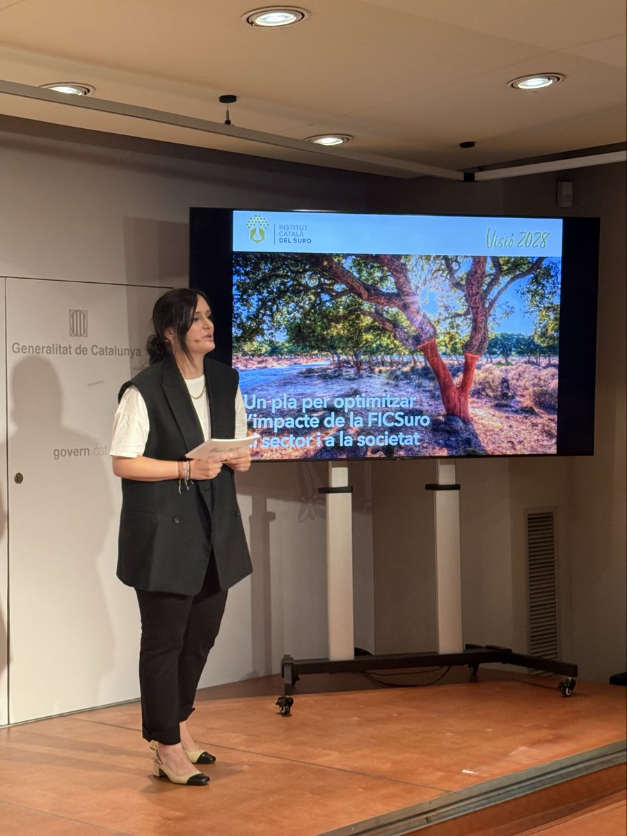 ICSuro's tweet photo. Avui hem presentat el Pla Estratègic #Visió2028 @ICSuro, coincidint amb els 35 anys de la institució.
La Visió 2028 defineix el full de ruta de la Fundació per als propers anys amb un objectiu clar: augmentar l’impacte de la FICSuro al servei del sector surer i de la societat. https://t.co/OmD5JsJrQS