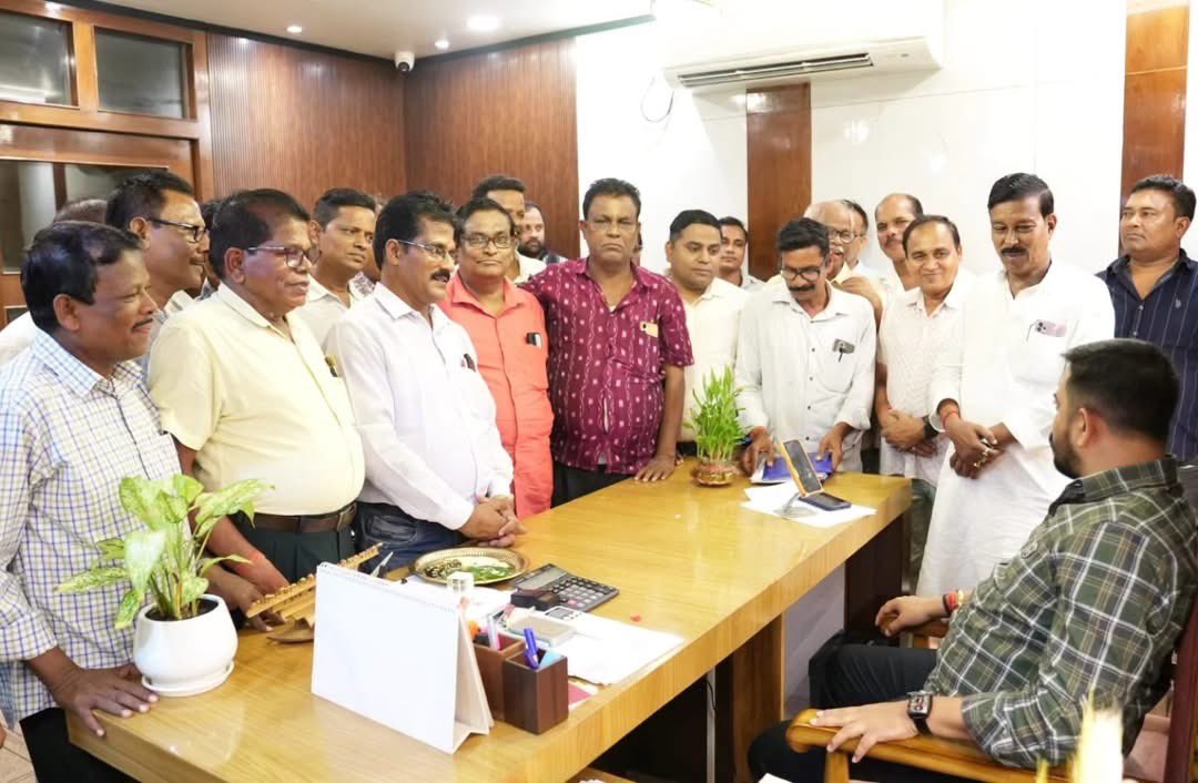 Himanshu4Odisha's tweet photo. ମୋ ନିର୍ବାଚନ ମଣ୍ଡଳୀର ବିଭିନ୍ନ ଅଞ୍ଚଳରୁ ଆସିଥିବା ସମ୍ମାନନୀୟ ଗୁରୁଜନ, ବଡ଼ଭାଇ, ମା'ମାନେ ଓ ପ୍ରିୟ ଅଞ୍ଚଳବାସୀଙ୍କ ସହ ଆତ୍ମୀୟ ସାକ୍ଷାତକାର କରି ସେମାନଙ୍କ ସମସ୍ୟା, ମତାମତ ଓ ପରାମର୍ଶ ଶୁଣିଲି। ଜନସାଧାରଣଙ୍କ ସମସ୍ୟାର ତ୍ୱରିତ ସମାଧାନ ଏବଂ ନିର୍ବାଚନ ମଣ୍ଡଳୀର ସର୍ବାଙ୍ଗୀଣ ବିକାଶ ପାଇଁ ମୋର ପ୍ରୟାସ ସଦା ଜାରି ରହିବ... https://t.co/MjXfnTm524
