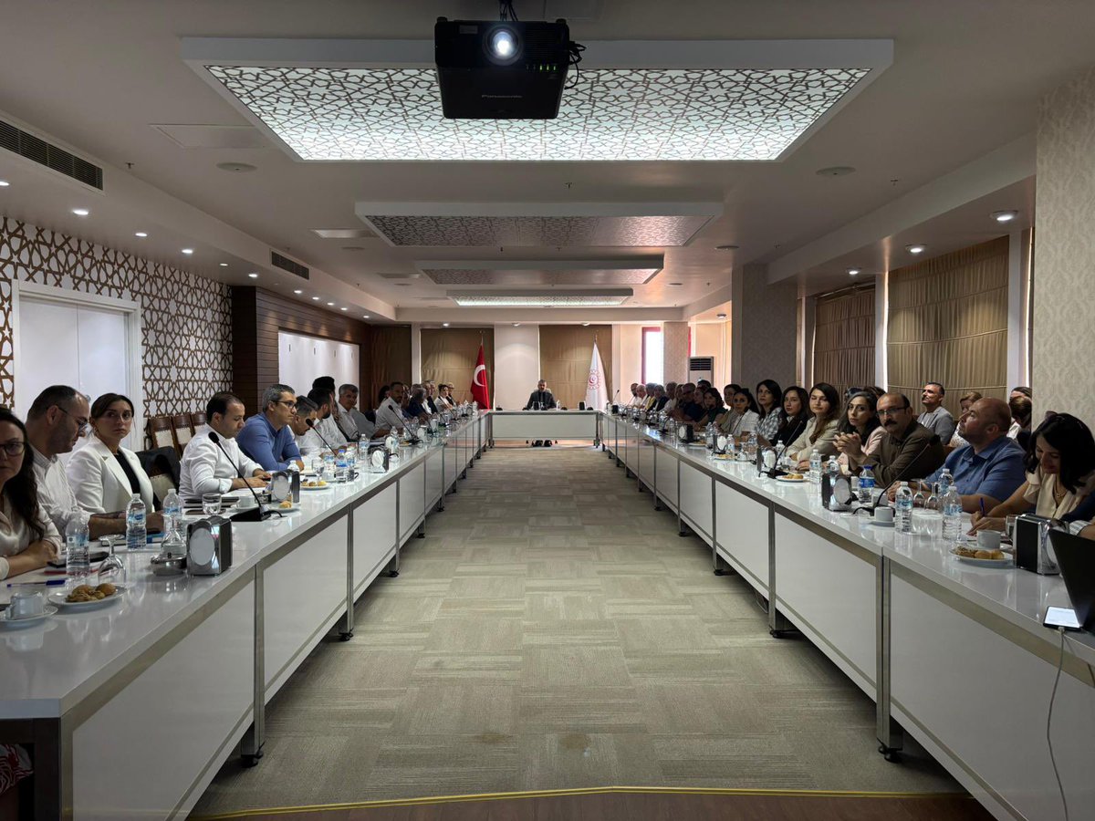 izmirASHM's tweet photo. İl Müdürümüz Sayın Abdullah KÖMÜRCÜOĞLU başkanlığında, İl Müdür Yardımcılarımız ve Şube Müdürlerimizin katılımıyla olağan Kuruluş Müdürleri Toplantımız gerçekleştirildi.

Toplantıda, ilimiz genelinde hizmet sunan kuruluşlarımızın mevcut çalışmaları ve işleyiş süreçleri değerlendirilerek sahada karşılaşılan ihtiyaçlara yönelik çözüm önerileri istişare edildi.

Hizmet kalitesini artırmada ortak akıl ve istişare kültürünün önemine vurgu yapılan toplantıda, İl Müdürümüz özverili çalışmalarıyla hizmetlerimize katkı sunan tüm çalışma arkadaşlarımıza teşekkür etti.
@tcailesosyal