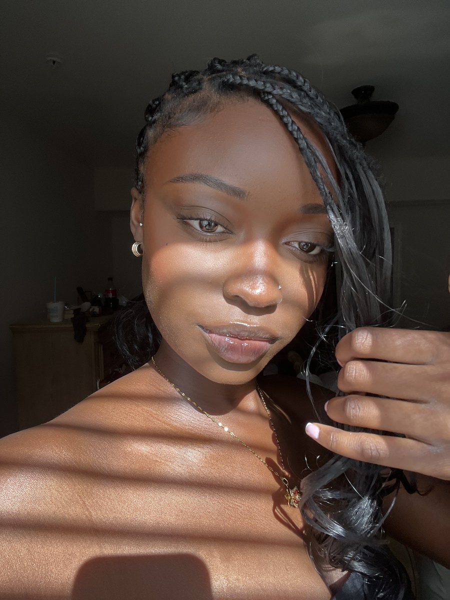 amiswrlld's tweet photo. I love when the sun hits my face just enough ✨ https://t.co/k4zf7VC6OV