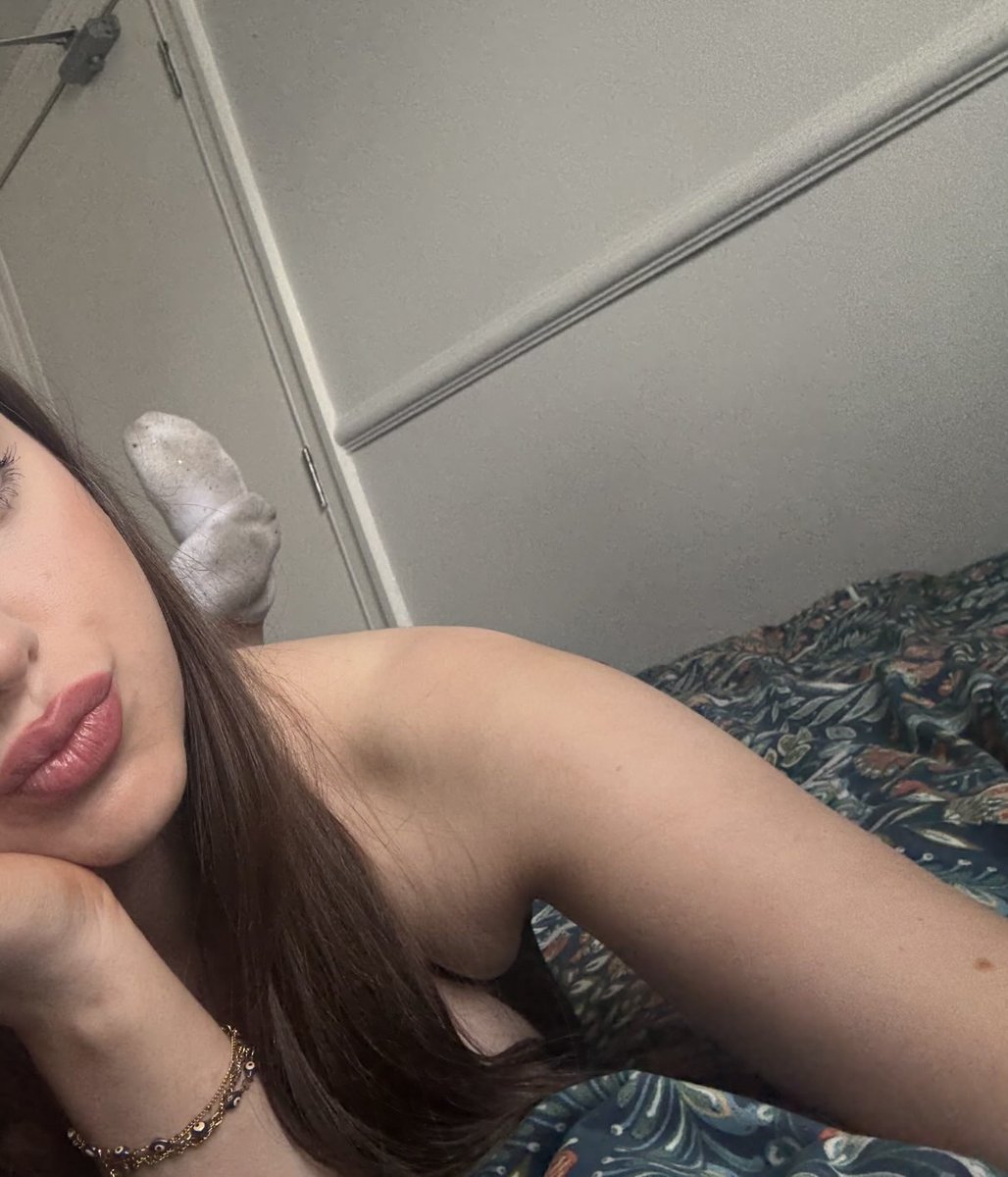 elirishfairy's tweet photo. I’m bored, worship my dirty socks and send me all your money 🥰 https://t.co/ATMGSBJZXr