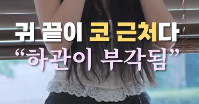 laterinfo_'s tweet photo. 귀 위치만 보면 내 '인생 가르마'가 나옵니다

가르마 유목민이었다면 주목. 귀 끝 위치 하나로 나한테 딱 맞는 가르마를 찾을 수 있음.

1. 귀 끝이 '눈썹 근처'에 있는 경우
-이마 쪽이 더 부각돼 보일 수 있는 얼굴형임.
-추천 가르마: 6:4 또는 5:5.
-가르마를 6:4나 5:5로 타서 시선을 얼굴 옆쪽으로 자연스럽게 분산시키는 게 좋음.

2. 귀 끝이 '코 근처'에 있는 경우
-하관이 조금 더 부각돼 보일 수 있는 얼굴형임.
-추천 가르마: 7:3 또는 8:2.
-가르마 비율을 한쪽으로 높이고 윗볼륨을 풍성하게 띄워서, 시선을 위로 끌어올려 하관으로 가는 시선을 분산시키면 됨.

내 귀 위치부터 확인하고, 오늘부터 찰떡 가르마로 바꿔보셈.