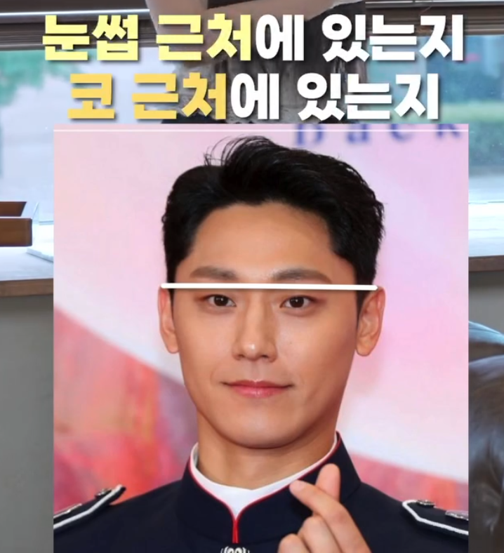laterinfo_'s tweet photo. 귀 위치만 보면 내 '인생 가르마'가 나옵니다

가르마 유목민이었다면 주목. 귀 끝 위치 하나로 나한테 딱 맞는 가르마를 찾을 수 있음.

1. 귀 끝이 '눈썹 근처'에 있는 경우
-이마 쪽이 더 부각돼 보일 수 있는 얼굴형임.
-추천 가르마: 6:4 또는 5:5.
-가르마를 6:4나 5:5로 타서 시선을 얼굴 옆쪽으로 자연스럽게 분산시키는 게 좋음.

2. 귀 끝이 '코 근처'에 있는 경우
-하관이 조금 더 부각돼 보일 수 있는 얼굴형임.
-추천 가르마: 7:3 또는 8:2.
-가르마 비율을 한쪽으로 높이고 윗볼륨을 풍성하게 띄워서, 시선을 위로 끌어올려 하관으로 가는 시선을 분산시키면 됨.

내 귀 위치부터 확인하고, 오늘부터 찰떡 가르마로 바꿔보셈.