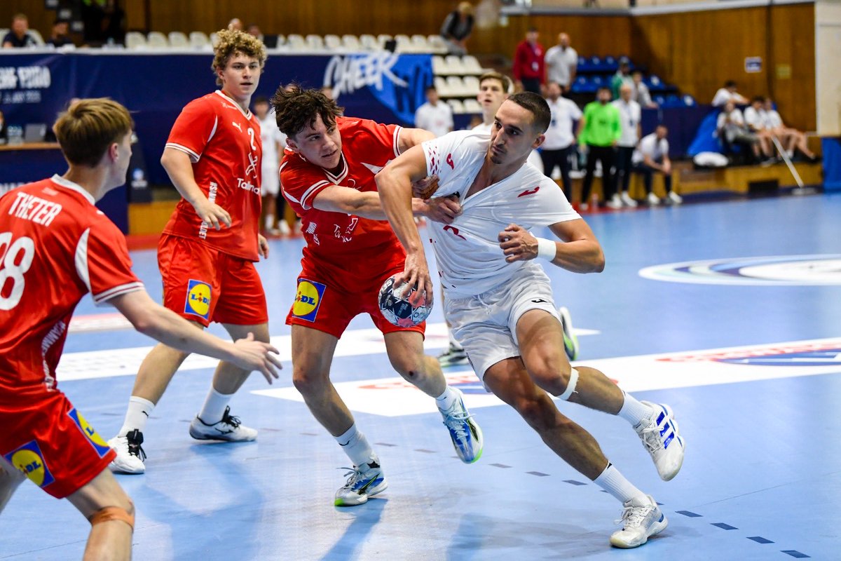 HRS_CHF's tweet photo. 🇭🇷 | 𝐉𝐮𝐧𝐢𝐨𝐫𝐢 |

Mladi hrvatski rukometaši nisu uspjeli doći do pobjede na otvaranju Europskog prvenstva 🔚

Novu priliku za prve bodove, #crohandball reprezentacija ima već sutra u 13:30h kada igra protiv Sjeverne Makedonije ▶️

#ehfeuro2026 #followthefuture https://t.co/05UMKT398P