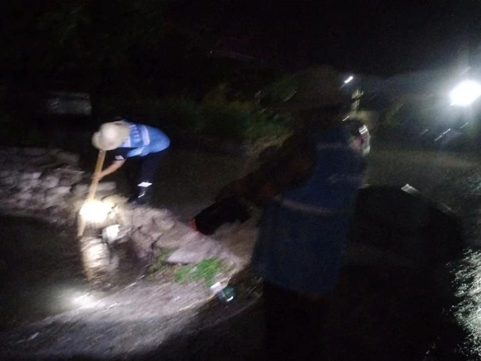 BiF5kghMuydgXpC's tweet photo. Spent my weekend helping sort relief supplies for local flood-affected communities. Every small action counts when we stand together as one ， https://t.co/utR5m024tu