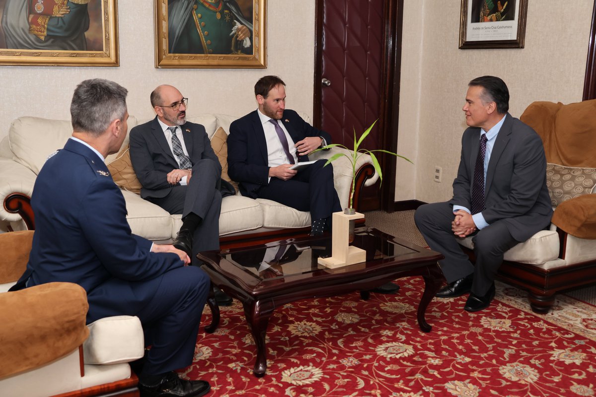 EmbEUAenBolivia's tweet photo. El Encargado de Negocios Erik Martini y Guy Mentel, funcionario del Comité de Relaciones Exteriores del Senado de EE.UU., se reunieron con líderes bolivianos como el presidente del @SenadoBolivia Diego Ávila y los ministros @E_J_U y @Fer_Aramayo_C para fortalecer la cooperación bilateral. 🇧🇴🤝🇺🇸