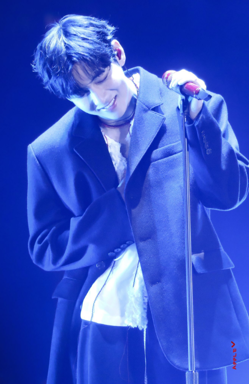 edite_trindade's tweet photo. Seeing Taehyung in London was a reminder of how incredibly pure his soul is. He never fails to move us to tears with his kindness

IDOL OF IDOLS V
STAGE GENIUS V
KING V RULES THE STAGE 
#TaehyungXCeline https://t.co/mFr0jfhZPr