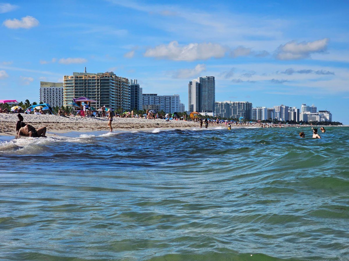 _Margaret_cd's tweet photo. The rhythm of the waves reminds me that freedom is right here 🌊 📷 Every sea breeze feels like a brief escape #BeachLife #FreeSpirit #PeacefulEnergy #MiamiTime https://t.co/gynN3J24v9