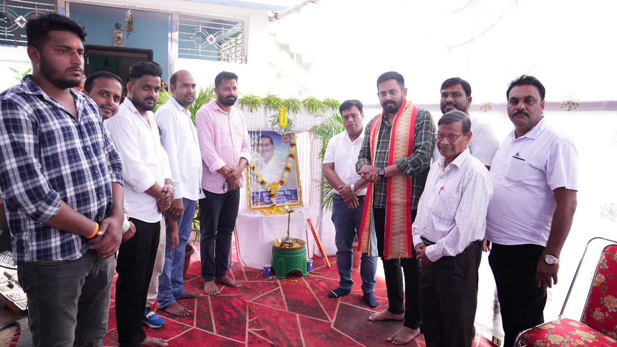 Himanshu4Odisha's tweet photo. ସାମ୍ବାଦିକ ପ୍ରବୋଧ ମିଶ୍ରଙ୍କ ପୂଜ୍ୟ ପିତାଙ୍କ ପଞ୍ଚମ ଶ୍ରାଦ୍ଧବାର୍ଷିକୀ ଅବସରରେ ମଧୁପୁରଗଡ଼ ସ୍ଥିତ ତାଙ୍କ ବାସଭବନରେ ପହଞ୍ଚି ଶ୍ରଦ୍ଧାଞ୍ଜଳି ଅର୍ପଣ କରିବା ସହ ପରିବାରବର୍ଗଙ୍କ ସହ ସାକ୍ଷାତ କରିଥିଲି... https://t.co/9kB5m7QKjV