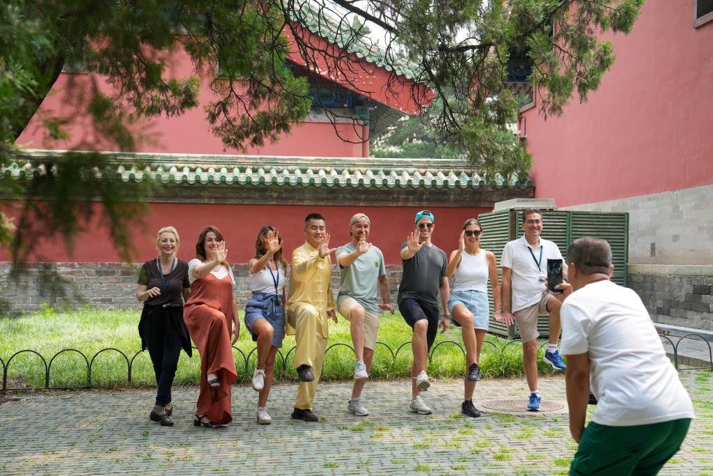 ChinaEmbPt's tweet photo. A China publicou o “15º Plano Quinquenal” para a Construção de um País Forte em Turismo. De acordo com este primeiro plano nacional dedicado ao tema “país forte em turismo”, a China irá:

1. Continuar a otimizar as políticas de isenção de visto e ampliar de forma estável o número de países elegíveis (Portugal já está incluído na lista de países com isenção de visto).

2. Desenvolver ativamente novas rotas internacionais aéreas e ferroviárias, aumentando o número de voos/serviços e a capacidade de transporte.

3. Promover a facilitação do turismo de entrada em áreas como pagamento, comunicação, alojamento, transporte, reservas e serviços de guia; padronizar as sinalizações em línguas estrangeiras em atrações turísticas; e continuar a avançar com a implementação da política optimizada de reembolso de impostos à saída (tax-free), a fim de proporcionar aos turistas estrangeiros uma melhor experiência de “Viajar na China” e “Comprar na China”.

4. Lançar produtos turísticos personalizados para turistas de diferentes nacionalidades, atendendo às suas necessidades, com especial destaque para: gastronomia típica, artesanato tradicional, história e cultura, experiências tecnológicas, bem‑estar e saúde, turismo de estudo, festivais e compras; e cultivar rotas turísticas que integrem tradição e modernidade, com características próprias.

5. Apoiar as entidades do setor a expandirem os negócios de turismo de entrada, promover visitas de familiarização de operadores estrangeiros à China e impulsionar a venda de produtos turísticos chineses em plataformas internacionais.

6. Reforçar a formação de guias turísticos multilíngues e promover o uso de dispositivos inteligentes de tradução.

Bem‑vindo à China!
#LindaChina #TurismoNaChina