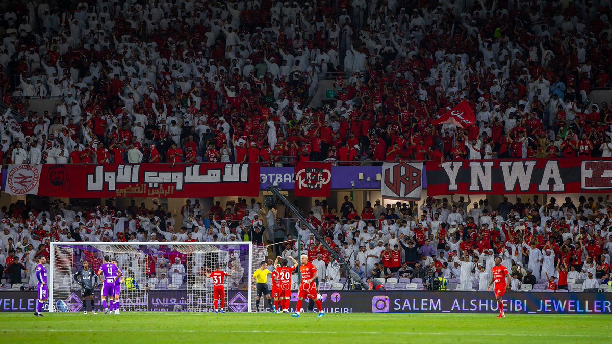 A8h_88's tweet photo. نعترف بأن الانتقاد البنّاء أمر صحي عندما يكون باحترام ويهدف إلى الإصلاح لا إلى الإساءة. مدرج الأهلي اليوم بحاجة إلى تغيير شامل، يبدأ بتغيير الفكر القديم الذي لم يعد يواكب طموحات الجمهور، وإعادة النظر في مجلس الجماهير، والأهم من ذلك توحيد الصفوف ونبذ الانقسامات. فلا يمكن أن ينجح أي مشروع جماهيري في ظل وجود مجموعات تدخل في صدام مع بعضها البعض، بينما الهدف الحقيقي هو دعم الكيان والوقوف خلف الفريق بصوت واحد وقلب واحد. وحدة الجمهور هي الأساس، ومنها يبدأ أي تغيير حقيقي.