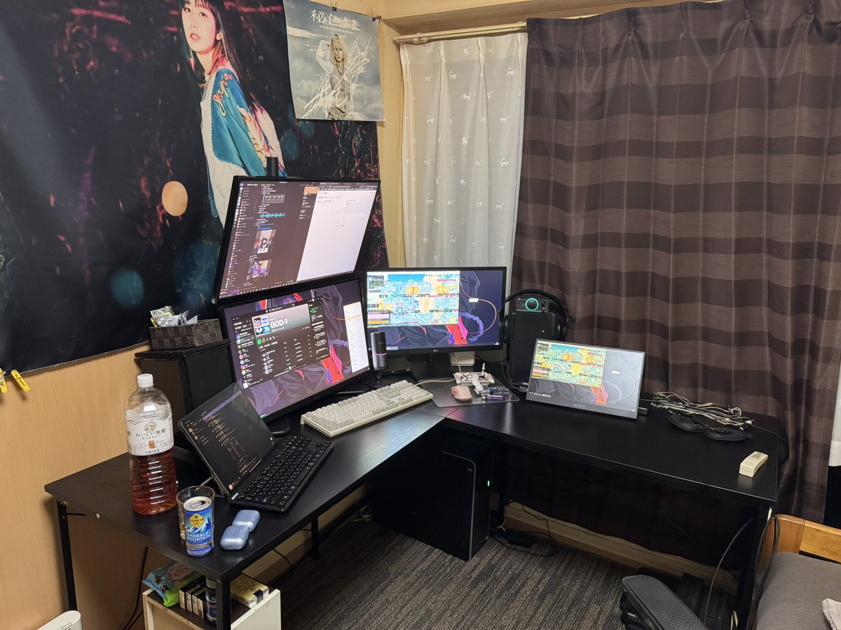 WallHack_EruT's tweet photo. モニター設置、設定
テーブルの上の清掃
そしてそれに伴う各種設定やショートカット設定を大量に盛り込んだらほぼ6時間かかった

多分これで仕事は少しマシになる
ゲームも少しマシになる https://t.co/MWIhnWeGUQ