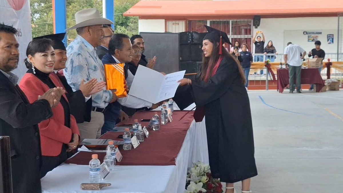 SedeaQro's tweet photo. ¡Muchas felicidades a las y los graduados del COBAQ EMSAD 30 en San Miguel Tlaxcaltepec, #Amealco! 🎉
Acompañamos a la comunidad educativa en su clausura, reafirmando el compromiso del gobernador @makugo con la educación y desarrollo de nuestros jóvenes. 🎓 #AquíContigo https://t.co/f7pt20RfKd