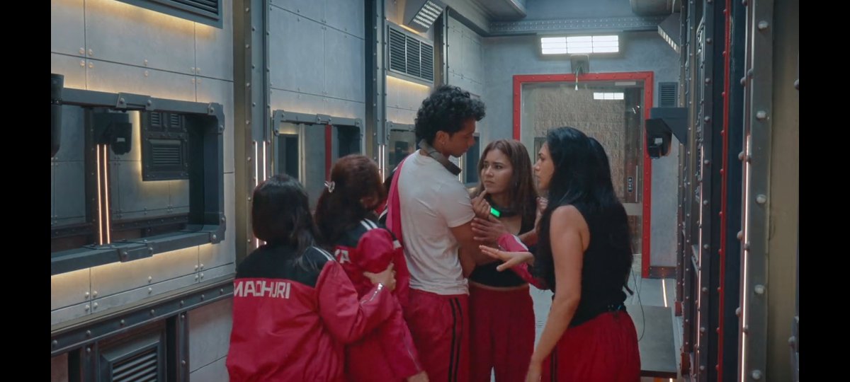 QueenEzna's tweet photo. #Akankshachaudhary  ne janbujhkar #ShreyaKalra se unnecessary poke kar karke fight pick kiya ...

#LockUpp2 #Lockupp https://t.co/7cCwq8KewQ