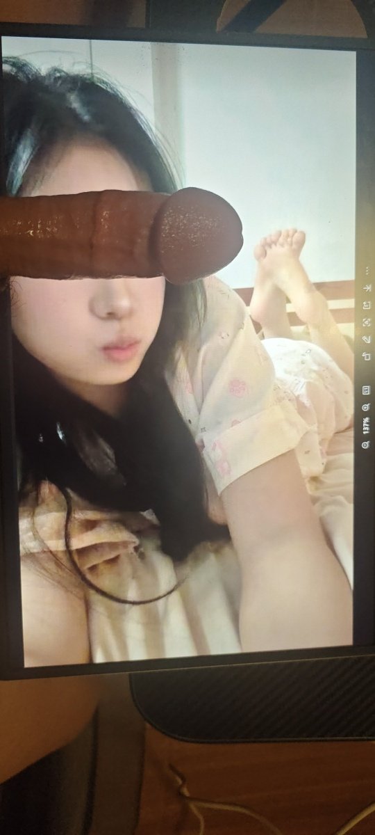 DavidJacobsUofM's tweet photo. 遮眼合照，飞机杯合照二造一😁 https://t.co/J5AFEydfTR