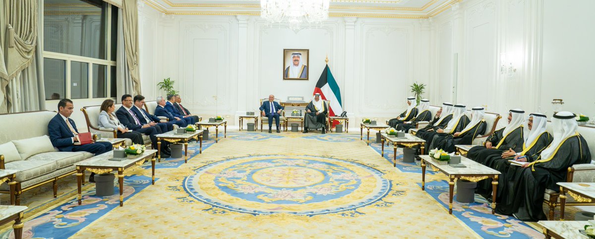 kuna_ar's tweet photo. سمو ولي العهد الشيخ صباح خالد الحمد الصباح يستقبل وزير الخارجية في جمهورية العراق د. فؤاد محمد حسين والوفد المرافق وذلك بمناسبة زيارته الرسمية للبلاد

- سموه رحب بالوزير والوفد المرافق متمنيا سموه لهم التوفيق والنجاح خلال هذه الزيارة

https://t.co/BgQOu27gnz

#كونا #الكويت https://t.co/VfyITnwuth