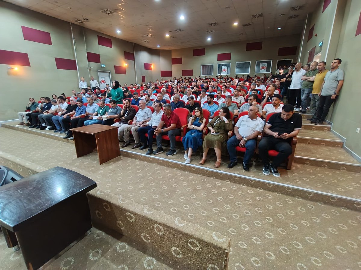 Mus_ism's tweet photo. 📍Muş Devlet Hastanesi’nde İdari Değerlendirme ve İstişare Toplantısı 

İl Sağlık Müdürümüz Dr. Erol Emre Ömür ve Kamu Hastaneleri Başkanımız Uzm. Dr. Ayşe Rumeysa Doğruyol’un katılımlarıyla, Muş Devlet Hastanemizin idari kadrosu ve değerli çalışma arkadaşlarımızla bir araya geldik.

Hastanemizin mali işler ve destek hizmetleri birimlerinde görev yapan personelimizle buluşarak, özveriyle yürüttükleri çalışmalar üzerine konuştuk. Çalışma arkadaşlarımızın karşılaştığı sorunları yakından dinleme, önerilerini değerlendirme ve süreçlerimizi daha verimli kılma adına verimli bir istişare gerçekleştirdik.

Sağlık hizmetlerimizin aksamadan yürümesi için büyük emek veren çalışma arkadaşlarımıza teşekkürlerimizi sunuyoruz. İnsan odaklı hizmet anlayışımızı, iş birliği ve verimlilikle daha ileriye taşımak için çalışmalarımızı kararlılıkla sürdürüyoruz.

@sbkhgm