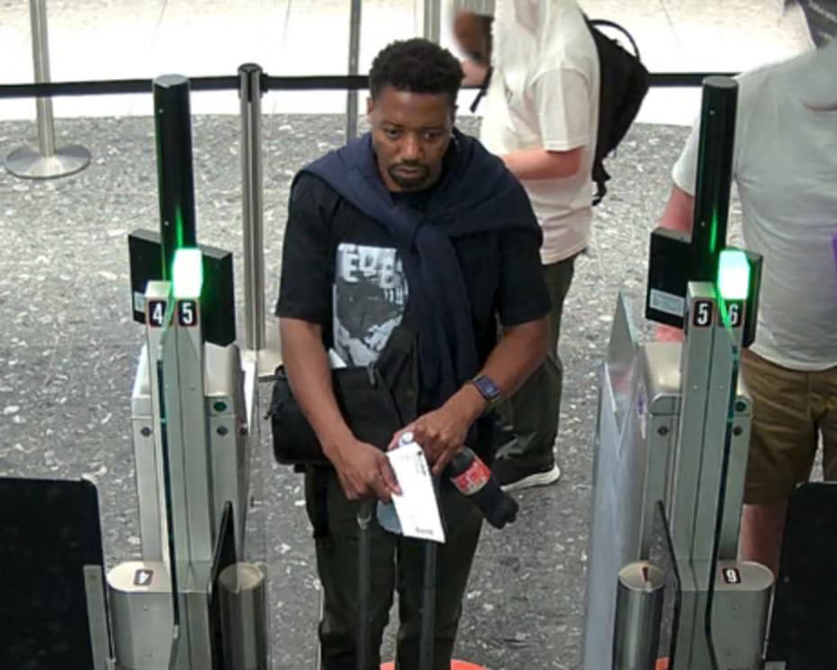 Dzungie007's tweet photo. This is exactly why border security matters. A Zimbabwean man reportedly wanted for the alleged murder of his wife and children is on the run. There's concern he may attempt to enter South Africa. Stay alert, share this, and report any credible sightings to the police. https://t.co/bFlEPqh4VI