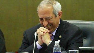 deadpoolsv_'s tweet photo. Se acuerdan de estos personajes nefastos que estaban enquistados anteriormente en la Asamblea Legislativa?

El ex diputado y ex presidente de la Asamblea Legislativa, Sigfrido Reyes, es acusado principalmente de lavado de dinero y activos por el presunto blanqueo de aproximadamente 6.5 millones de dólares a través de una red de sociedades e inmuebles, así como de peculado por el cobro irregular de viáticos durante su gestión en el primer órgano del Estado.