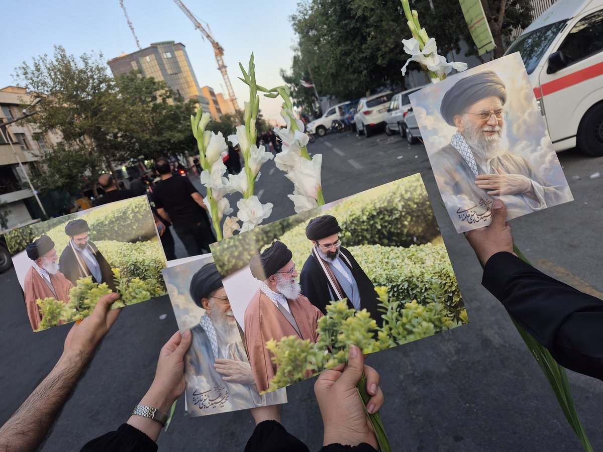 soji9889's tweet photo. ای کاش زمان، لحظه‌ی رفتن را نمی‌آورد
این داغِ سنگین را به قلبم نمی‌سپرد
رفتی و هنوز باور این قصه سخت است
دنیا بدون خنده‌ی تو، رنگی ندارد...🕊🥀
#باید_برخاست 
#وداع_علویان https://t.co/7THPO696SI