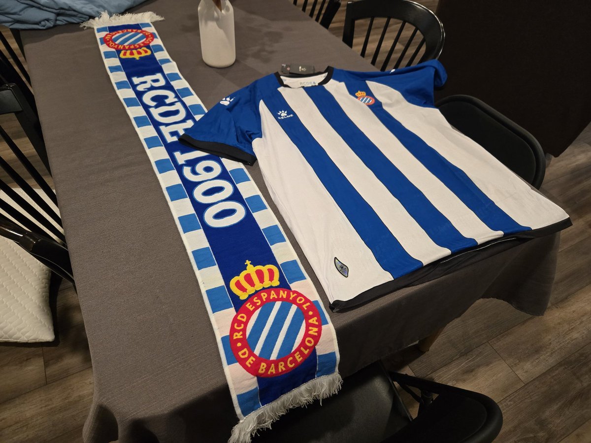 AusHarb95's tweet photo. Got me a new scarf and this season's kit. Finally got a proper white and blue kit. #RCDE https://t.co/1oKdsTeZmQ