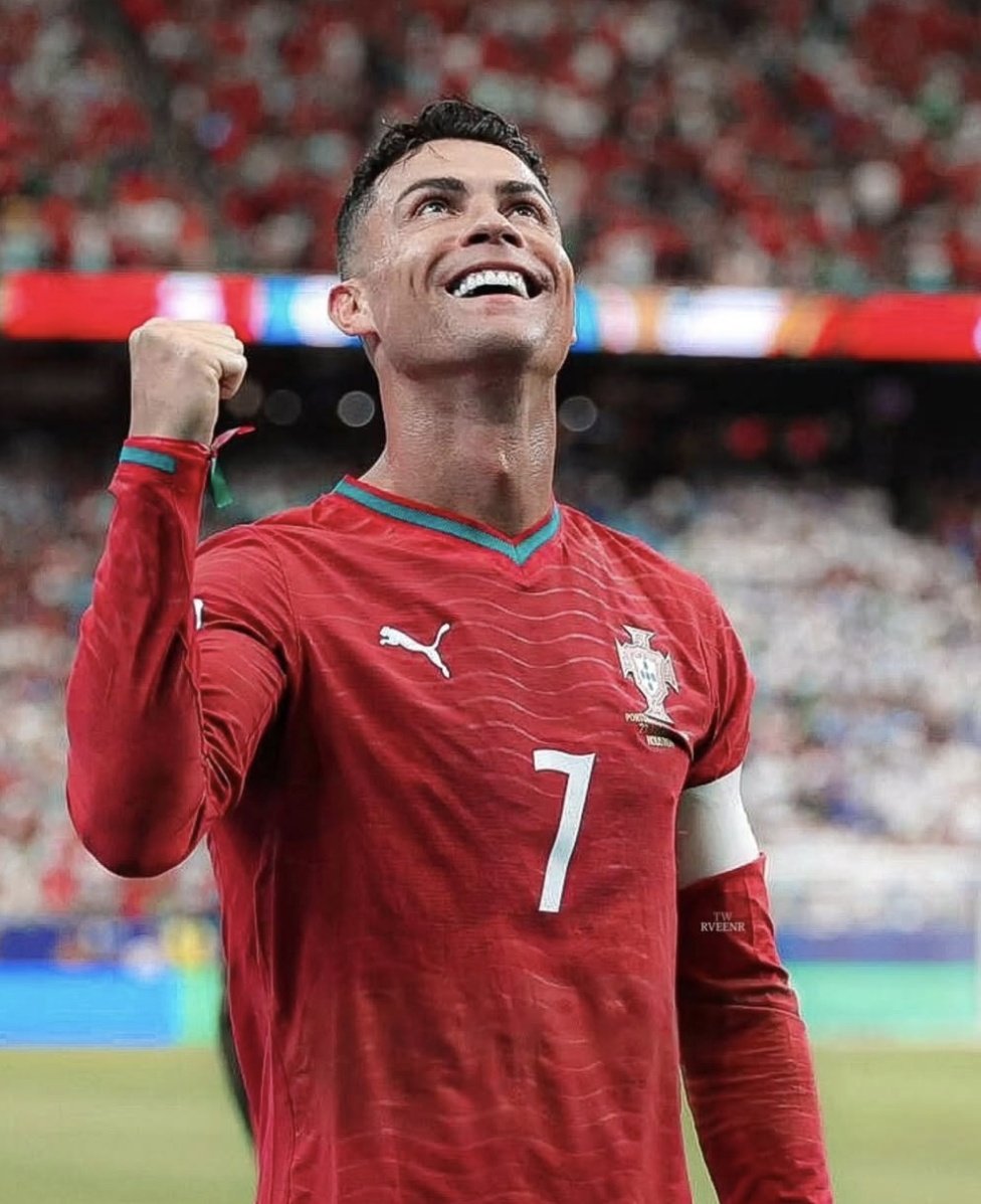 Intlobserver0's tweet photo. Cristiano Ronaldo's defeat with dignity is better then Messi's humiliating victory. Messi is disgrace to the Football. https://t.co/pZhCPogGP1