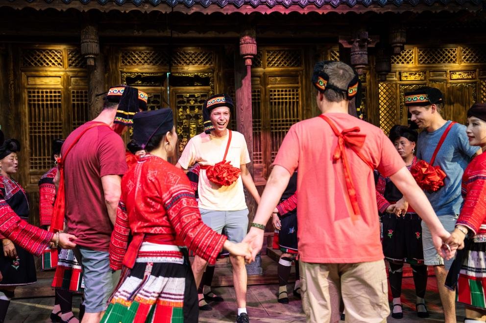 ChinaEmbPt's tweet photo. A China publicou o “15º Plano Quinquenal” para a Construção de um País Forte em Turismo. De acordo com este primeiro plano nacional dedicado ao tema “país forte em turismo”, a China irá:

1. Continuar a otimizar as políticas de isenção de visto e ampliar de forma estável o número de países elegíveis (Portugal já está incluído na lista de países com isenção de visto).

2. Desenvolver ativamente novas rotas internacionais aéreas e ferroviárias, aumentando o número de voos/serviços e a capacidade de transporte.

3. Promover a facilitação do turismo de entrada em áreas como pagamento, comunicação, alojamento, transporte, reservas e serviços de guia; padronizar as sinalizações em línguas estrangeiras em atrações turísticas; e continuar a avançar com a implementação da política optimizada de reembolso de impostos à saída (tax-free), a fim de proporcionar aos turistas estrangeiros uma melhor experiência de “Viajar na China” e “Comprar na China”.

4. Lançar produtos turísticos personalizados para turistas de diferentes nacionalidades, atendendo às suas necessidades, com especial destaque para: gastronomia típica, artesanato tradicional, história e cultura, experiências tecnológicas, bem‑estar e saúde, turismo de estudo, festivais e compras; e cultivar rotas turísticas que integrem tradição e modernidade, com características próprias.

5. Apoiar as entidades do setor a expandirem os negócios de turismo de entrada, promover visitas de familiarização de operadores estrangeiros à China e impulsionar a venda de produtos turísticos chineses em plataformas internacionais.

6. Reforçar a formação de guias turísticos multilíngues e promover o uso de dispositivos inteligentes de tradução.

Bem‑vindo à China!
#LindaChina #TurismoNaChina