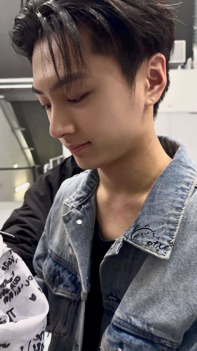 woohoocloudy's tweet photo. น้องเจย์ตัวจริงอะน่ารักชิบหาย คือเบ้าอะหล่อมากกก แต่ถ้าเจอใกล้ๆจะมีดีเทลน่ารักที่ชั้นชอบมากๆๆคือแก้มมานตุ่ยๆๆ งงป้ะ กรามคม แต่แก้มตุ่ยๆๆ ตอนยิ้มมีล��กยิ้มด้วยน้า กุตรายย กุไปไหนรอดดดด ความรักทั้งหมดของนี่ https://t.co/EcO9SVvQT7