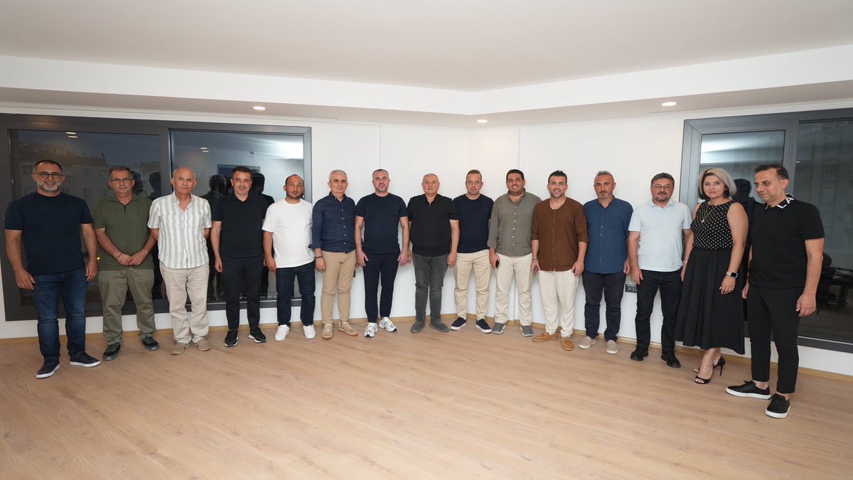 DavutCetin's tweet photo. 38. Grup Meslek Komitesi seçim çalışma ekibimizle buluştuk.

Mevcut Meclis, Komite üyelerimiz ve güçlü sektör temsilcilerimiz ile ortak hedeflerimiz doğrultusunda yol haritamızı, projelerimizi ve seçim çalışmalarımızı değerlendirdik.

Ortak akıl, güçlü ekip ruhu ve sektörümüzün ihtiyaçlarını merkeze alan anlayışımızla, 38. Grubumuzu daha güçlü yarınlara taşıyacak yol arkadaşlarımıza sonsuz ve yürekten başarılar diliyorum.

#rengimizKIRMIZI