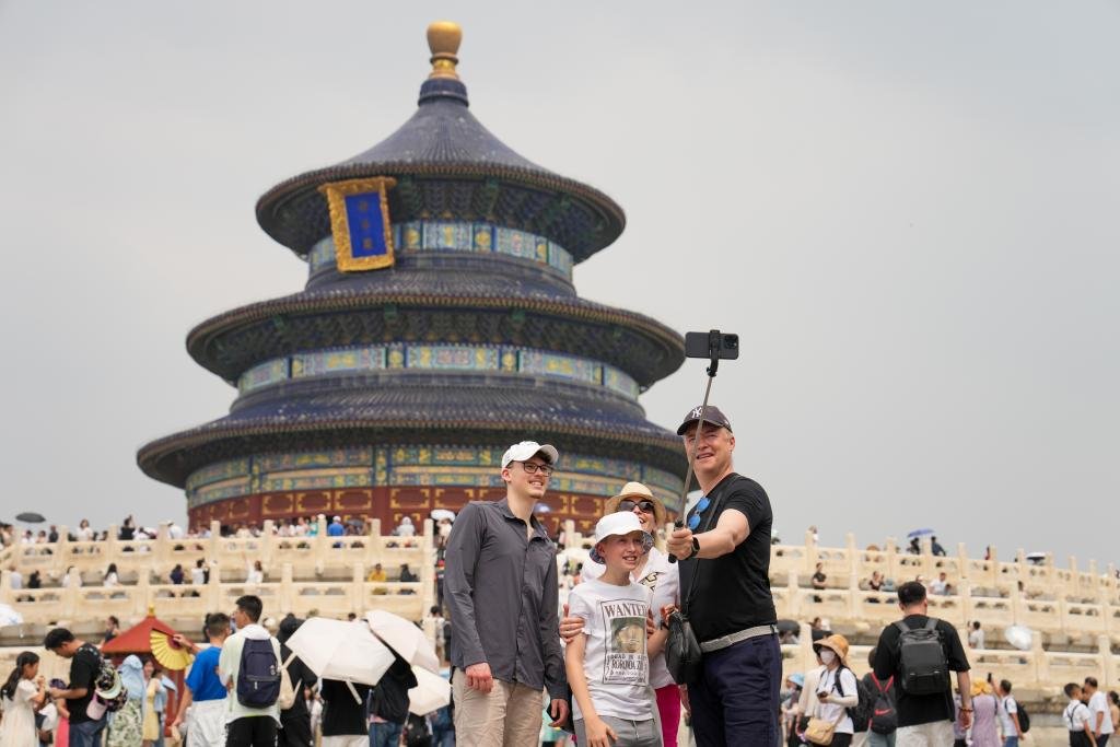 ChinaEmbPt's tweet photo. A China publicou o “15º Plano Quinquenal” para a Construção de um País Forte em Turismo. De acordo com este primeiro plano nacional dedicado ao tema “país forte em turismo”, a China irá:

1. Continuar a otimizar as políticas de isenção de visto e ampliar de forma estável o número de países elegíveis (Portugal já está incluído na lista de países com isenção de visto).

2. Desenvolver ativamente novas rotas internacionais aéreas e ferroviárias, aumentando o número de voos/serviços e a capacidade de transporte.

3. Promover a facilitação do turismo de entrada em áreas como pagamento, comunicação, alojamento, transporte, reservas e serviços de guia; padronizar as sinalizações em línguas estrangeiras em atrações turísticas; e continuar a avançar com a implementação da política optimizada de reembolso de impostos à saída (tax-free), a fim de proporcionar aos turistas estrangeiros uma melhor experiência de “Viajar na China” e “Comprar na China”.

4. Lançar produtos turísticos personalizados para turistas de diferentes nacionalidades, atendendo às suas necessidades, com especial destaque para: gastronomia típica, artesanato tradicional, história e cultura, experiências tecnológicas, bem‑estar e saúde, turismo de estudo, festivais e compras; e cultivar rotas turísticas que integrem tradição e modernidade, com características próprias.

5. Apoiar as entidades do setor a expandirem os negócios de turismo de entrada, promover visitas de familiarização de operadores estrangeiros à China e impulsionar a venda de produtos turísticos chineses em plataformas internacionais.

6. Reforçar a formação de guias turísticos multilíngues e promover o uso de dispositivos inteligentes de tradução.

Bem‑vindo à China!
#LindaChina #TurismoNaChina