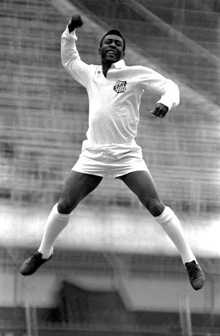Eulavomeucarval's tweet photo. Pelé era tão bom, mas tão absurdamente bom, que mesmo mais de 50 anos após ter parado de jogar no Brasil ainda procuram um substituto técnico para ele.
Acharam o Messi que é ótimo mas não cabeceia como Pelé nem chuta com as duas pernas (uma de cada vez) com a mesma força.
Chegou perto mas ainda não é páreo para o Rei.