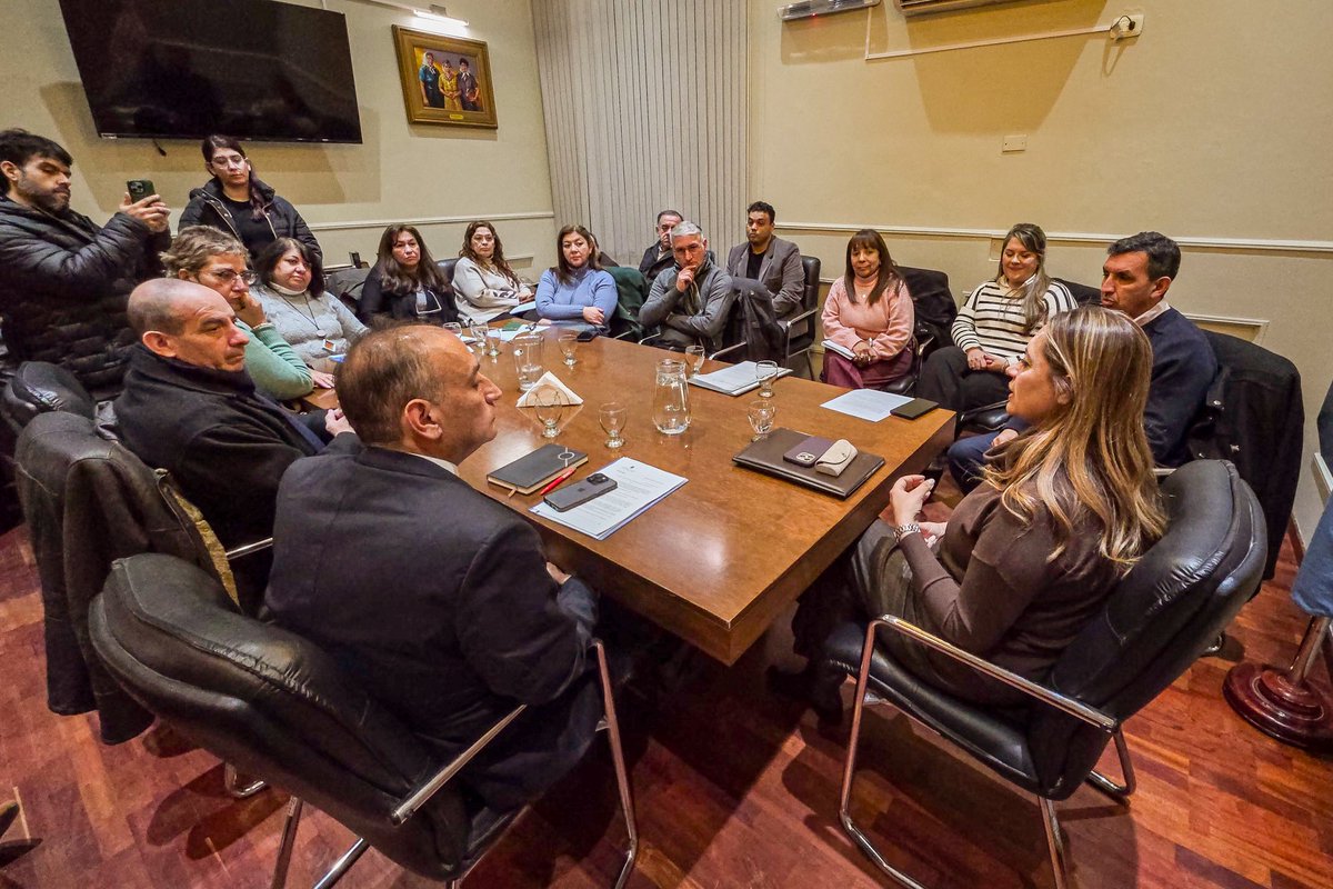 LegislaturaLR's tweet photo. La vicegobernadora @TeresitaMadera encabezó una mesa de trabajo con el ministro de Educación, @ArielMartinezLR , autoridades, gremios y legisladores para avanzar en el análisis de dos proyectos de ley para el sistema educativo: de JUETAENO y de Educación Superior. https://t.co/6ar5ab1CxU