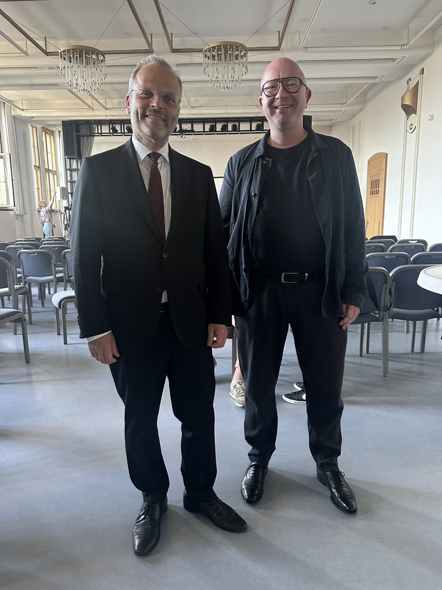 StefanAdamski1's tweet photo. Verleihung des Yitzhak-Rabin-Preises an Dr. Felix Klein, Beauftragter der Bundesregierung für jüdisches Leben in Deutschland und den Kampf gegen Antisemitismus, im Salon Avitall von Avitall Gerstetter im Beisein von @PrienKarin, @Volker_Beck und @GuyGilady. https://t.co/ywvaXi5E2S